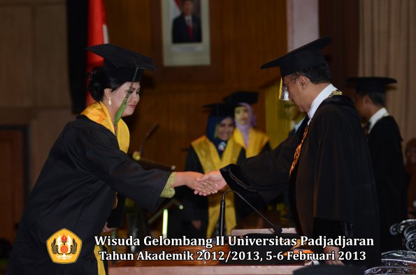 wisuda-unpad-gel-ii-ta-2012_2013-fakultas-kedokteran-oleh-rektor-049