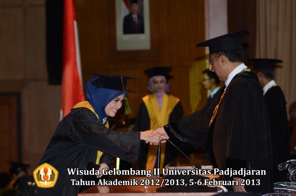 wisuda-unpad-gel-ii-ta-2012_2013-fakultas-kedokteran-oleh-rektor-050