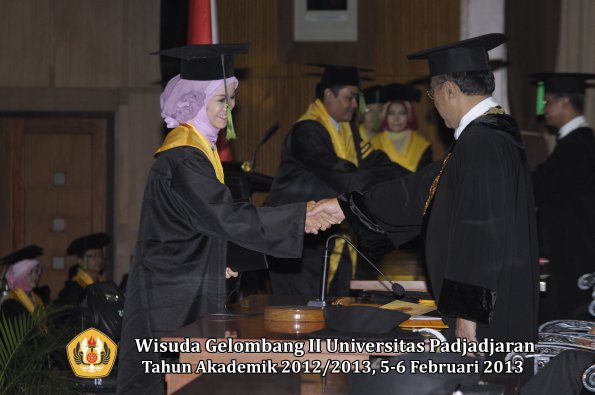 wisuda-unpad-gel-ii-ta-2012_2013-fakultas-kedokteran-oleh-rektor-051