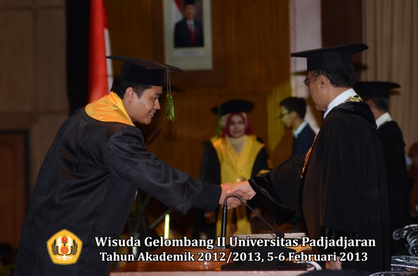 wisuda-unpad-gel-ii-ta-2012_2013-fakultas-kedokteran-oleh-rektor-052