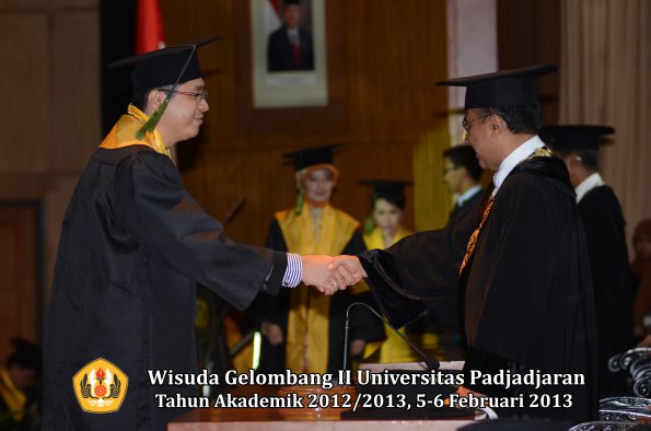 wisuda-unpad-gel-ii-ta-2012_2013-fakultas-kedokteran-oleh-rektor-054