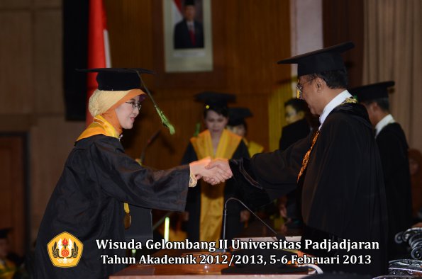 wisuda-unpad-gel-ii-ta-2012_2013-fakultas-kedokteran-oleh-rektor-055