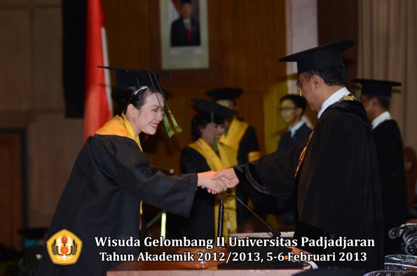 wisuda-unpad-gel-ii-ta-2012_2013-fakultas-kedokteran-oleh-rektor-056