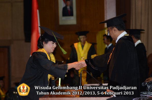 wisuda-unpad-gel-ii-ta-2012_2013-fakultas-kedokteran-oleh-rektor-057