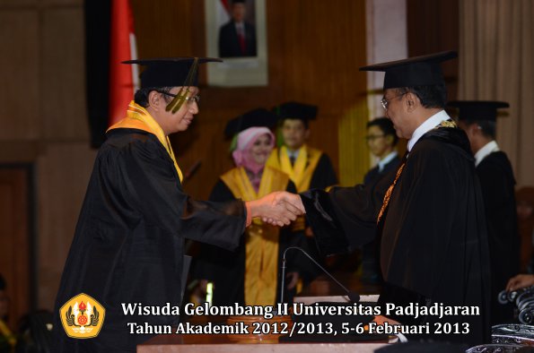 wisuda-unpad-gel-ii-ta-2012_2013-fakultas-kedokteran-oleh-rektor-058