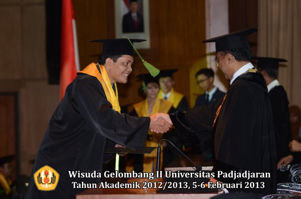 wisuda-unpad-gel-ii-ta-2012_2013-fakultas-kedokteran-oleh-rektor-060