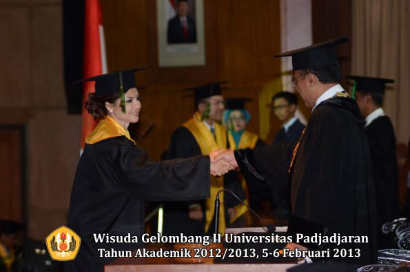 wisuda-unpad-gel-ii-ta-2012_2013-fakultas-kedokteran-oleh-rektor-061