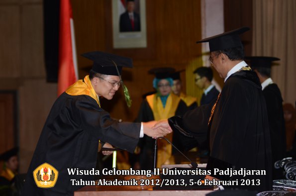 wisuda-unpad-gel-ii-ta-2012_2013-fakultas-kedokteran-oleh-rektor-062