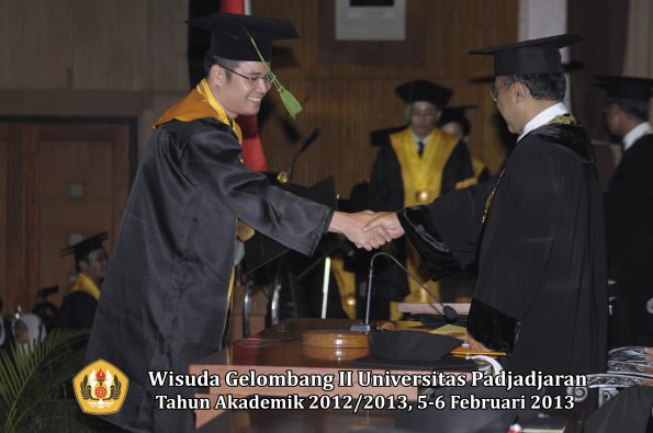 wisuda-unpad-gel-ii-ta-2012_2013-fakultas-kedokteran-oleh-rektor-064