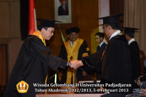 wisuda-unpad-gel-ii-ta-2012_2013-fakultas-kedokteran-oleh-rektor-067