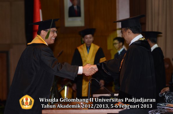 wisuda-unpad-gel-ii-ta-2012_2013-fakultas-kedokteran-oleh-rektor-068