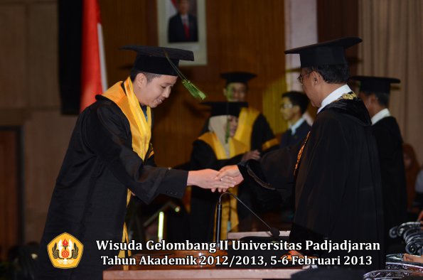 wisuda-unpad-gel-ii-ta-2012_2013-fakultas-kedokteran-oleh-rektor-069