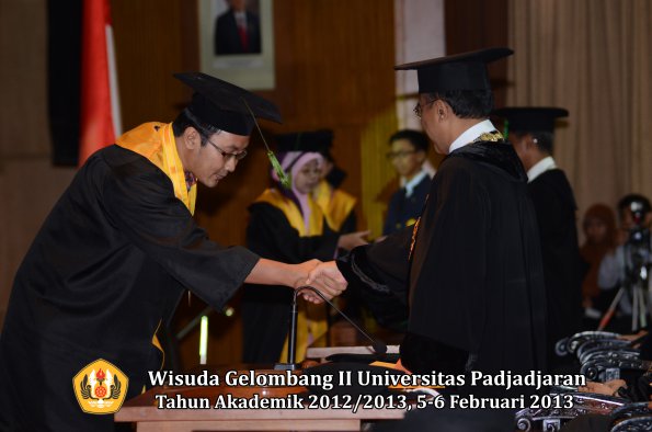 wisuda-unpad-gel-ii-ta-2012_2013-fakultas-kedokteran-oleh-rektor-071