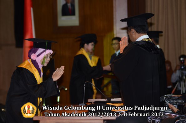 wisuda-unpad-gel-ii-ta-2012_2013-fakultas-kedokteran-oleh-rektor-072