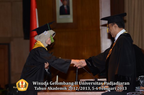 wisuda-unpad-gel-ii-ta-2012_2013-fakultas-kedokteran-oleh-rektor-074