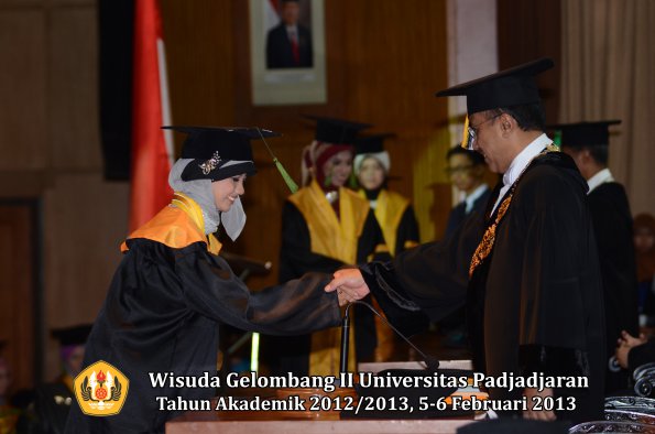 wisuda-unpad-gel-ii-ta-2012_2013-fakultas-kedokteran-oleh-rektor-077