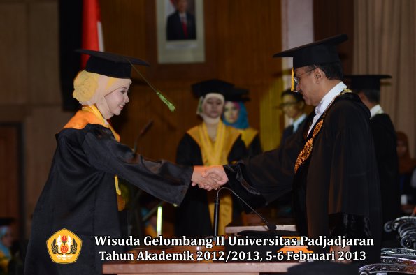 wisuda-unpad-gel-ii-ta-2012_2013-fakultas-kedokteran-oleh-rektor-080