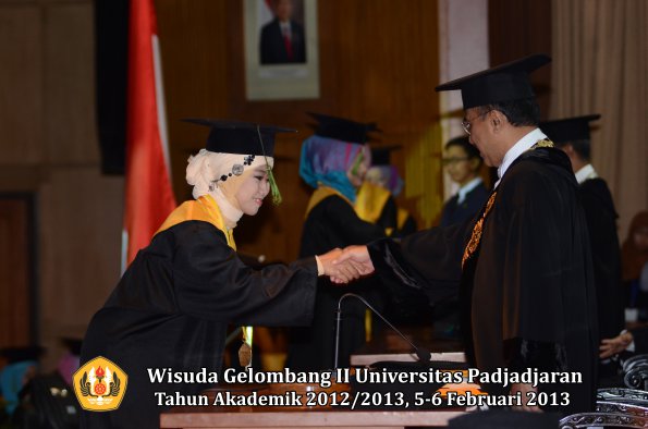 wisuda-unpad-gel-ii-ta-2012_2013-fakultas-kedokteran-oleh-rektor-081