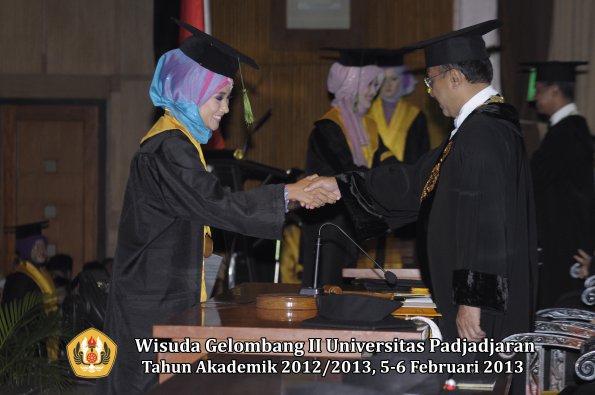 wisuda-unpad-gel-ii-ta-2012_2013-fakultas-kedokteran-oleh-rektor-082