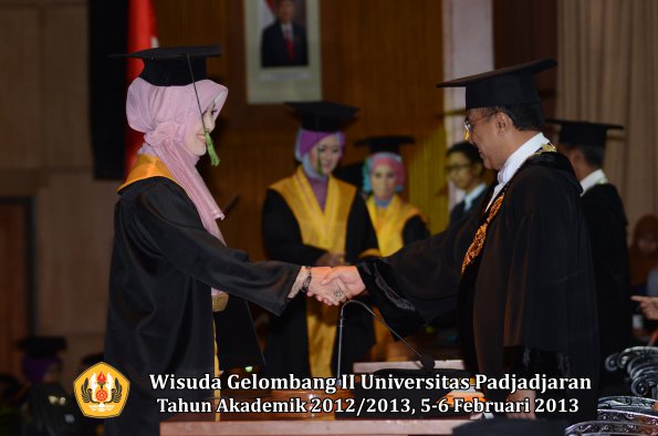 wisuda-unpad-gel-ii-ta-2012_2013-fakultas-kedokteran-oleh-rektor-083