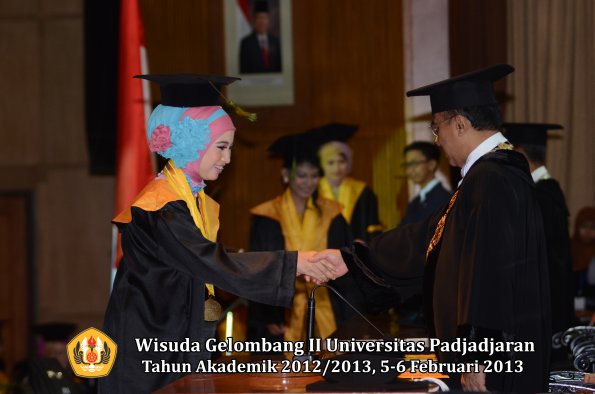 wisuda-unpad-gel-ii-ta-2012_2013-fakultas-kedokteran-oleh-rektor-085