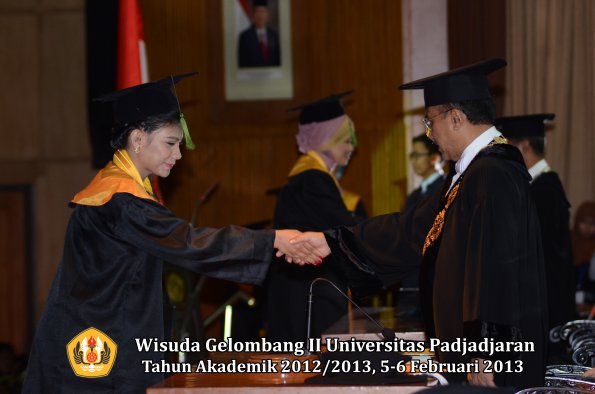 wisuda-unpad-gel-ii-ta-2012_2013-fakultas-kedokteran-oleh-rektor-086