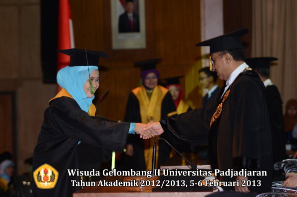 wisuda-unpad-gel-ii-ta-2012_2013-fakultas-kedokteran-oleh-rektor-089