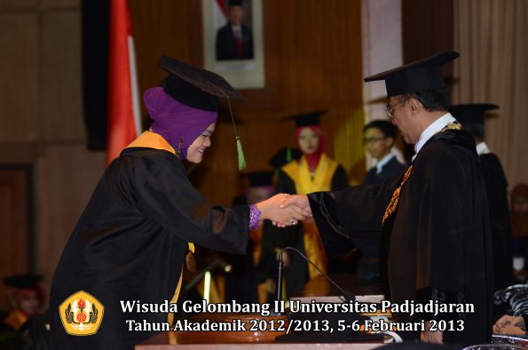 wisuda-unpad-gel-ii-ta-2012_2013-fakultas-kedokteran-oleh-rektor-090