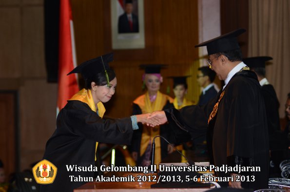 wisuda-unpad-gel-ii-ta-2012_2013-fakultas-kedokteran-oleh-rektor-092