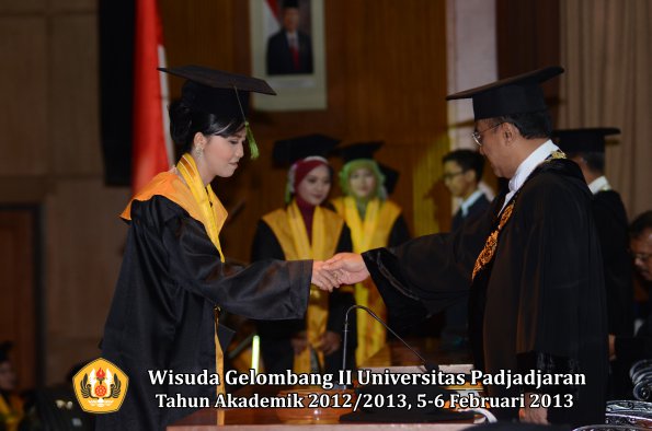 wisuda-unpad-gel-ii-ta-2012_2013-fakultas-kedokteran-oleh-rektor-094