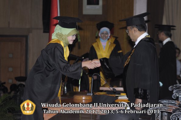 wisuda-unpad-gel-ii-ta-2012_2013-fakultas-kedokteran-oleh-rektor-096