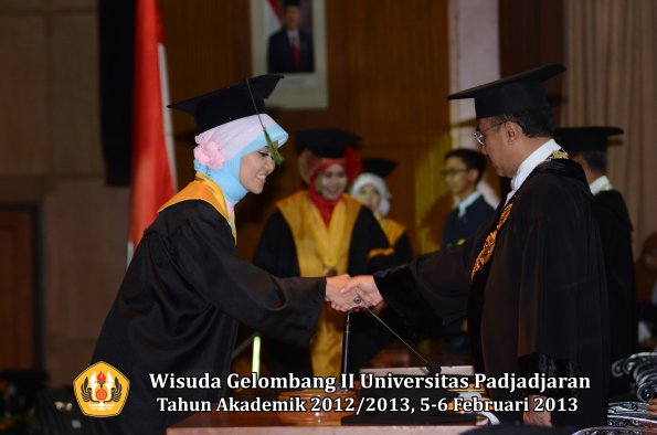 wisuda-unpad-gel-ii-ta-2012_2013-fakultas-kedokteran-oleh-rektor-097