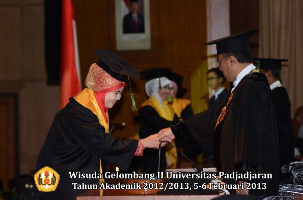 wisuda-unpad-gel-ii-ta-2012_2013-fakultas-kedokteran-oleh-rektor-098