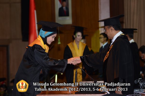 wisuda-unpad-gel-ii-ta-2012_2013-fakultas-kedokteran-oleh-rektor-102