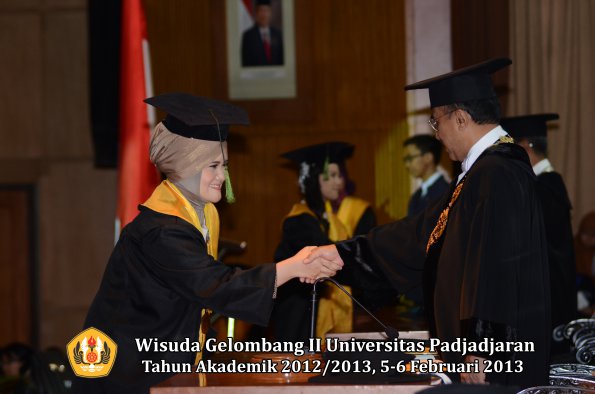 wisuda-unpad-gel-ii-ta-2012_2013-fakultas-kedokteran-oleh-rektor-104