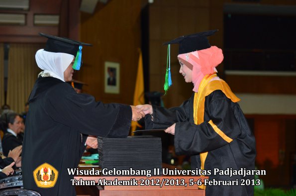 wisuda-unpad-gel-ii-ta-2012_2013-fakultas-perikanan-dan-ilmu-kelautan-oleh-dekan-003