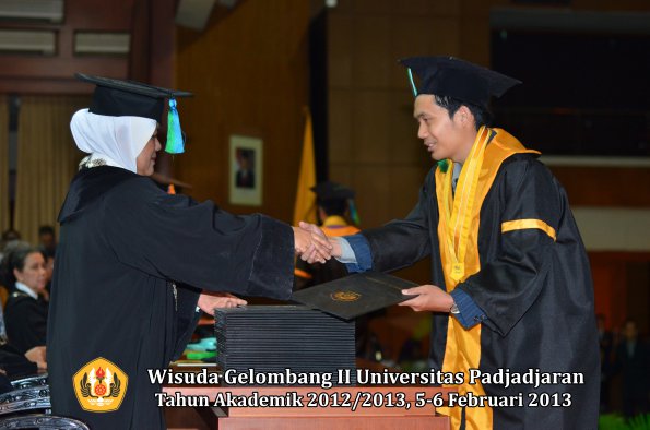 wisuda-unpad-gel-ii-ta-2012_2013-fakultas-perikanan-dan-ilmu-kelautan-oleh-dekan-007