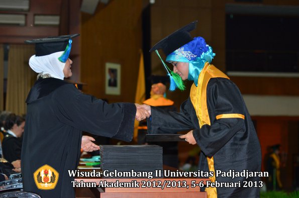 wisuda-unpad-gel-ii-ta-2012_2013-fakultas-perikanan-dan-ilmu-kelautan-oleh-dekan-012