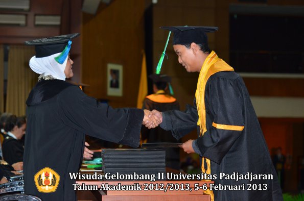 wisuda-unpad-gel-ii-ta-2012_2013-fakultas-perikanan-dan-ilmu-kelautan-oleh-dekan-014