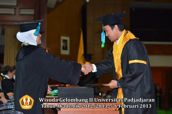 wisuda-unpad-gel-ii-ta-2012_2013-fakultas-perikanan-dan-ilmu-kelautan-oleh-dekan-019