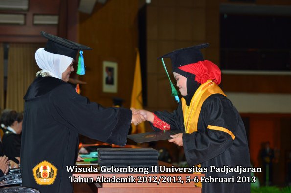 wisuda-unpad-gel-ii-ta-2012_2013-fakultas-perikanan-dan-ilmu-kelautan-oleh-dekan-021