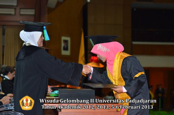 wisuda-unpad-gel-ii-ta-2012_2013-fakultas-perikanan-dan-ilmu-kelautan-oleh-dekan-022