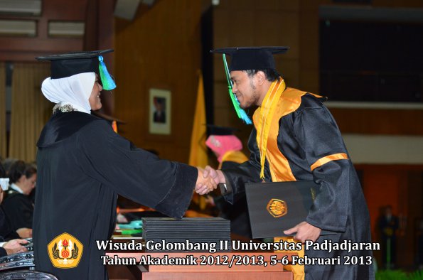 wisuda-unpad-gel-ii-ta-2012_2013-fakultas-perikanan-dan-ilmu-kelautan-oleh-dekan-023