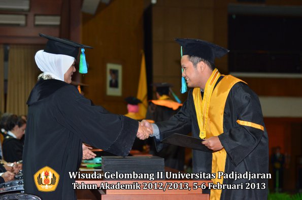 wisuda-unpad-gel-ii-ta-2012_2013-fakultas-perikanan-dan-ilmu-kelautan-oleh-dekan-024