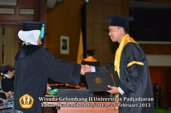 wisuda-unpad-gel-ii-ta-2012_2013-fakultas-perikanan-dan-ilmu-kelautan-oleh-dekan-026