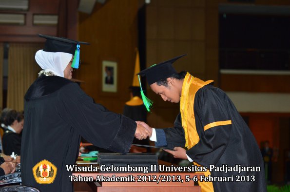 wisuda-unpad-gel-ii-ta-2012_2013-fakultas-perikanan-dan-ilmu-kelautan-oleh-dekan-028