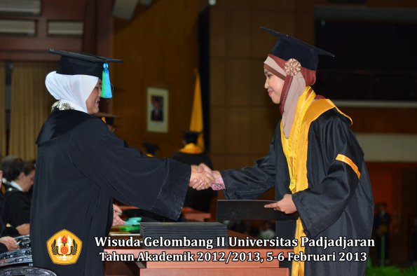 wisuda-unpad-gel-ii-ta-2012_2013-fakultas-perikanan-dan-ilmu-kelautan-oleh-dekan-030