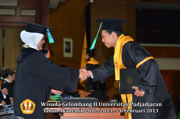 wisuda-unpad-gel-ii-ta-2012_2013-fakultas-perikanan-dan-ilmu-kelautan-oleh-dekan-033