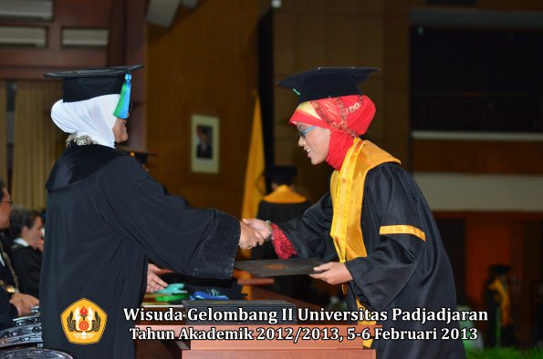 wisuda-unpad-gel-ii-ta-2012_2013-fakultas-perikanan-dan-ilmu-kelautan-oleh-dekan-037