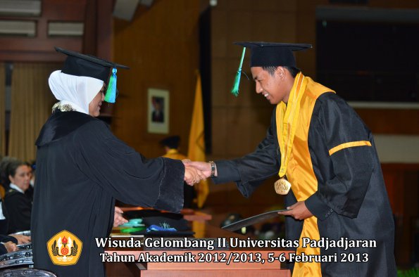 wisuda-unpad-gel-ii-ta-2012_2013-fakultas-perikanan-dan-ilmu-kelautan-oleh-dekan-042